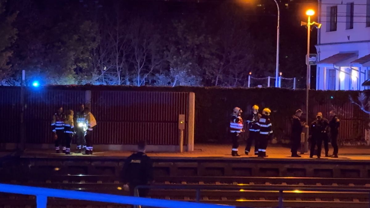 Vlak v Praze srazil a usmrtil dva lidi